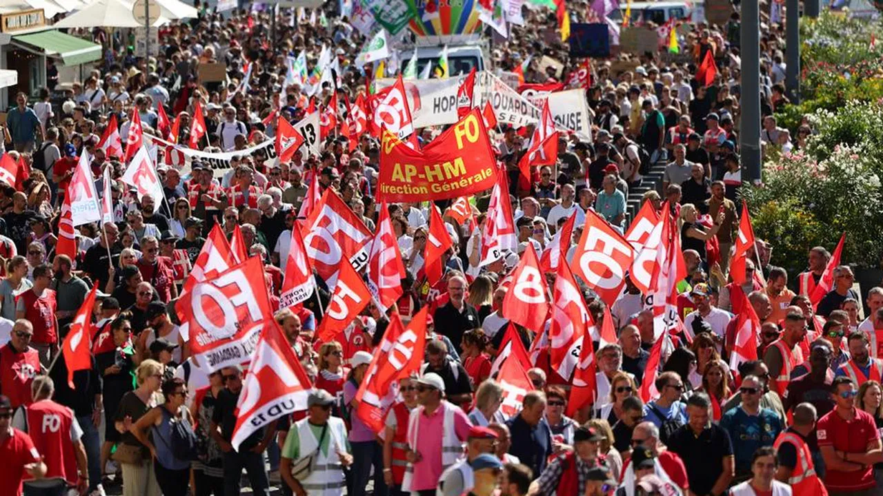 ফ্রান্সে রাজনৈতিক অস্থিরতার মধ্যেই ধর্মঘটের ডাক