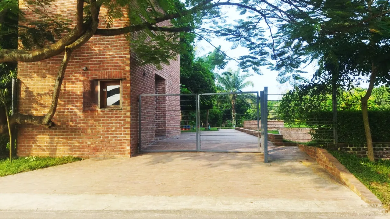 মাটির গায়ে স্থাপত্য, হৃদয়ে মানবতা