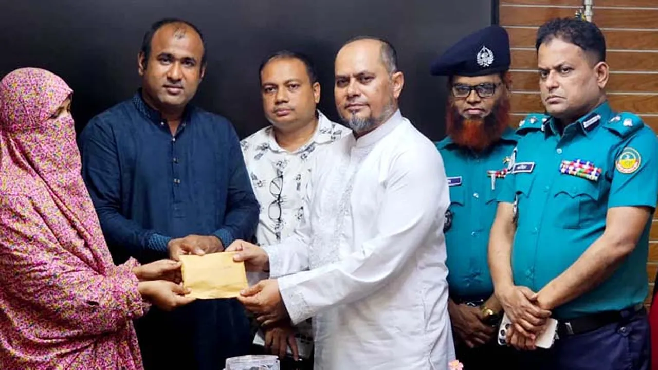 নিহত সাংবাদিক তুহিনের পরিবারের পাশে জিএমপি কমিশনার
