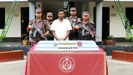 যশোরে ১৭ স্বর্ণের বারসহ আটক যুবক