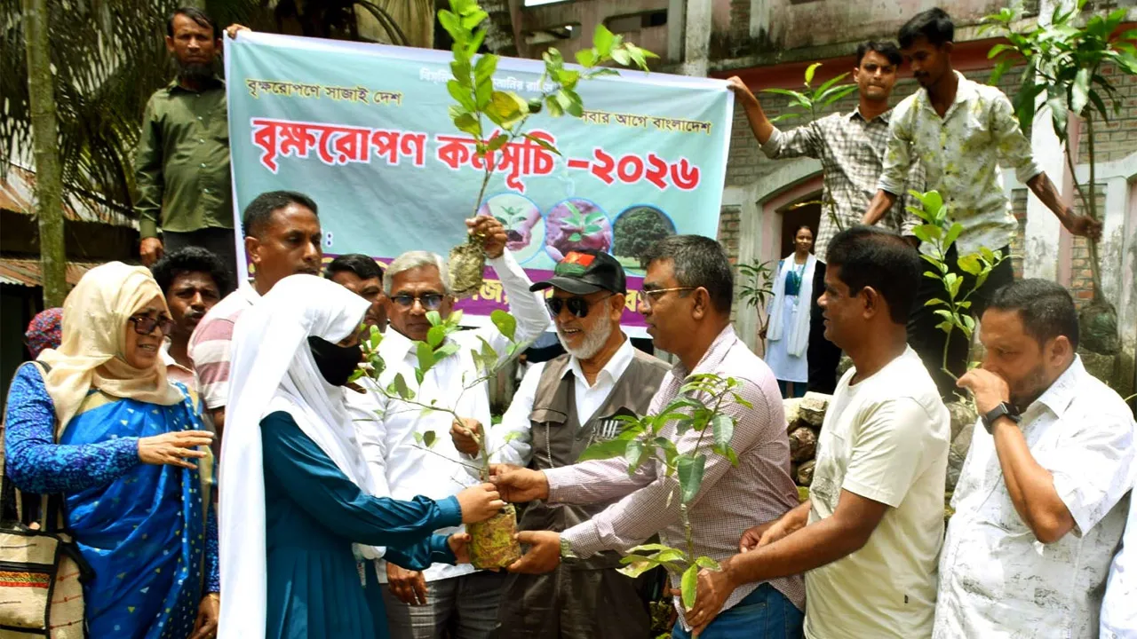 গাবতলী মহিলা কলেজে বৃক্ষরোপণ ও বিতরণ