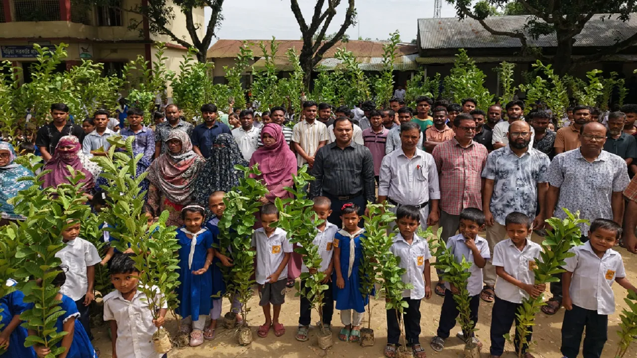 গাবতলীর মড়িয়া সরকারি প্রাথমিক বিদ্যালয়ে বৃক্ষরোপণ ও বিতরণ