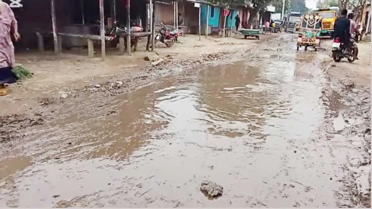 গফরগাঁওয়ে মুখী স্কুল বাজারের রাস্তা বেহাল