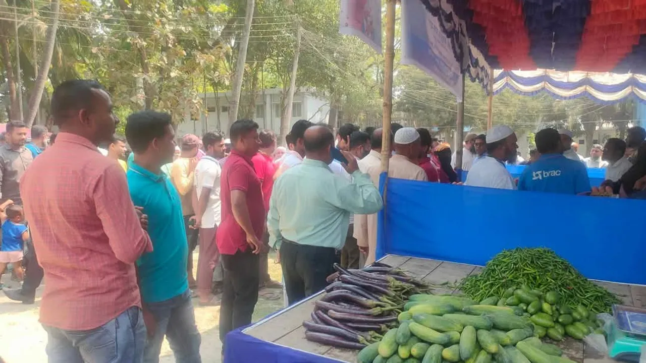 গফরগাঁওয়ে সুলভ মূল্যের হাট, ক্রেতাদের ভিড়
