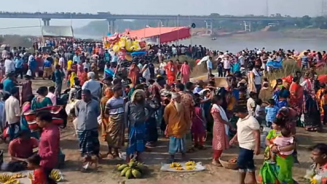 গফরগাঁওয়ে পুরাতন ব্রহ্মপুত্র নদে অষ্টমী স্নান, হাজারো পুণ্যার্থীর ঢল