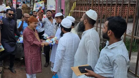 গফরগাঁওয়ে ৩১ দফা বাস্তবায়নে ফাতাহ খানের লিফলেট বিতরণ