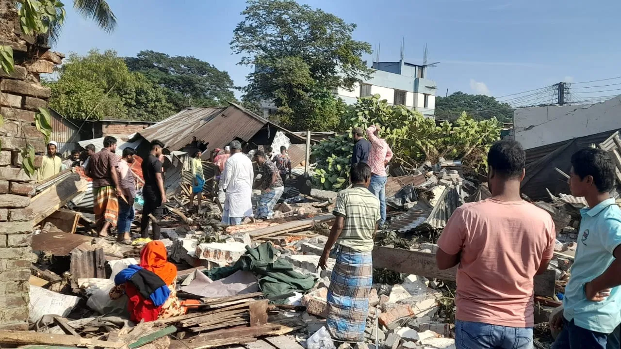 গফরগাঁওয়ে রেলওয়ের জায়গা থেকে অবৈধ স্থাপনা উচ্ছেদে অভিযান
