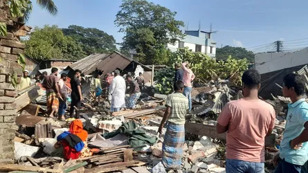 গফরগাঁওয়ে রেলওয়ের জায়গা থেকে অবৈধ স্থাপনা উচ্ছেদে অভিযান