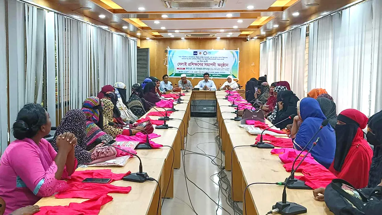ময়মনসিংহে প্রশিক্ষণার্থীদের সেলাই প্রশিক্ষণ সম্পন্ন ও সনদ বিতরণ