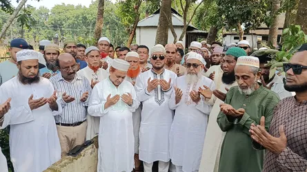ময়মনসিংহে প্রখ্যাত দুই আলেমের কবর জিয়ারত করলেন বিএনপি নেতাকর্মীরা