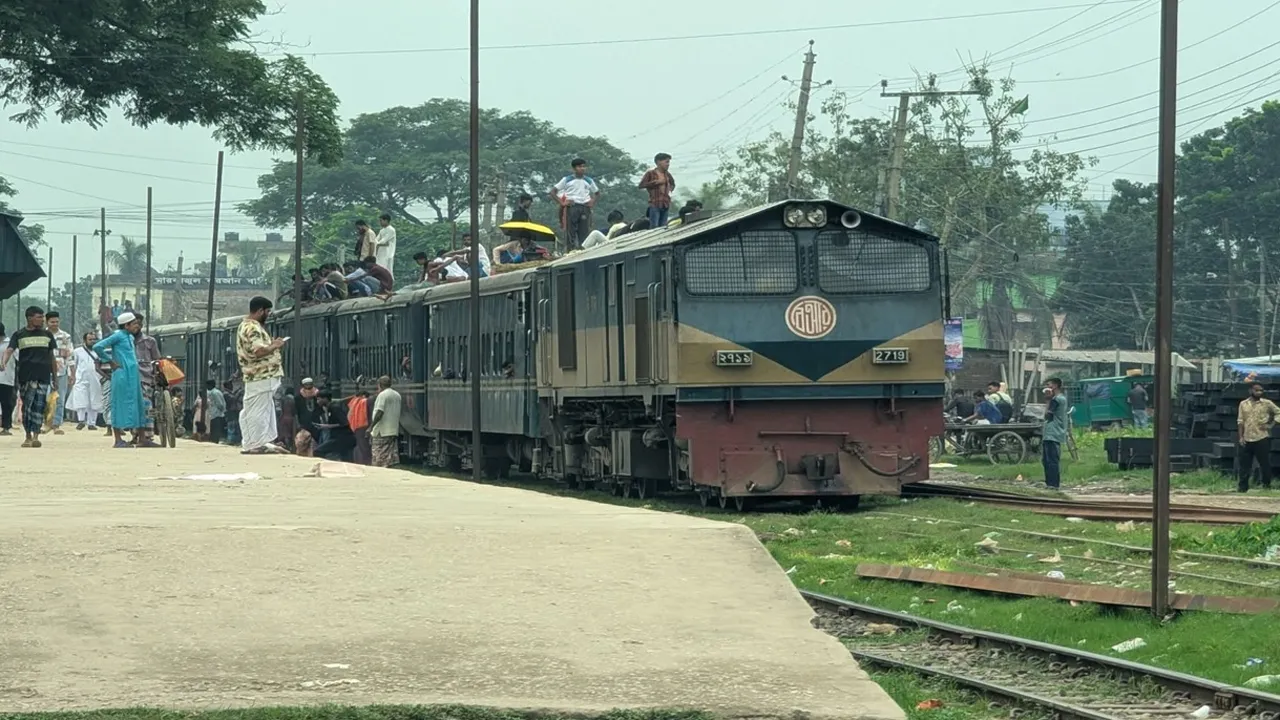 গফরগাঁওয়ে ট্রেনের ইঞ্জিন বিকল, সোয়া দুই ঘণ্টা পর চলাচল স্বাভাবিক