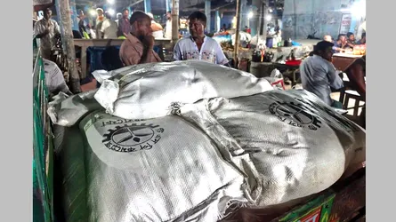 সাদুল্লাপুরে অবৈধভাবে মজুত ২১১ বস্তা সার জব্দ, ব্যবসায়ীর অর্থদণ্ড