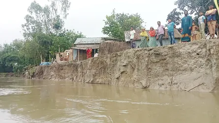 সাদুল্লাপুরে অব্যাহত ভাঙনে নদীগর্ভে ঘরবাড়ি, আশ্রয়হীন বহু পরিবার