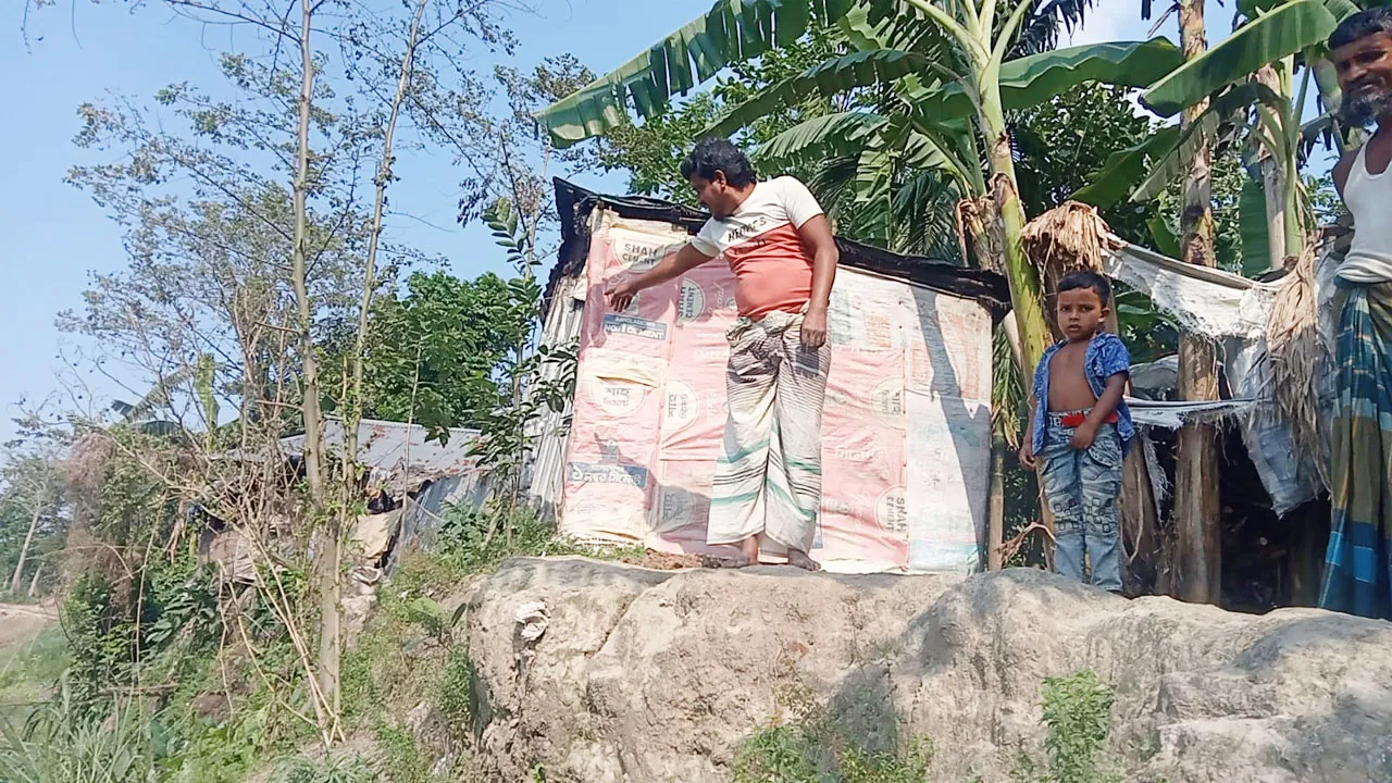 নদী ভাঙনে ভিটেমাটি হারিয়ে মাথা গোঁজার ঠাঁই খুঁজছেন রাজু