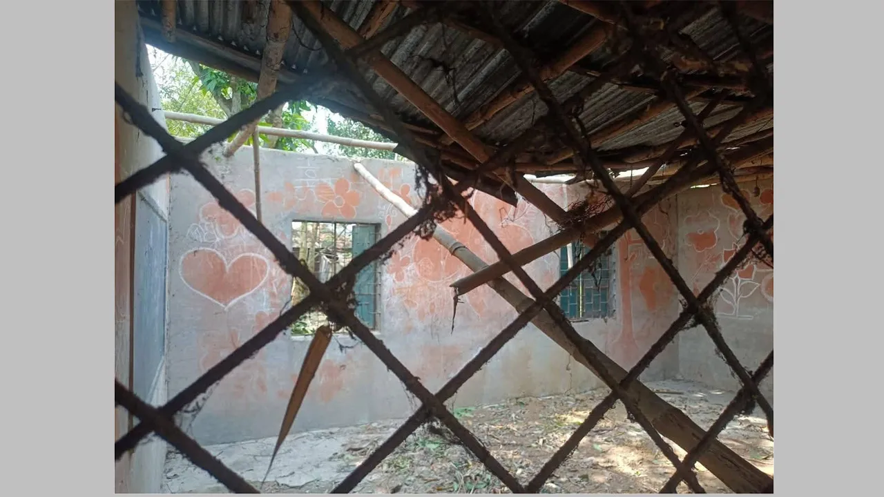 কালবৈশাখী ঝড়ে বিধ্বস্ত গোবিন্দগঞ্জের নওগাঁ বালিকা উচ্চ বিদ্যালয়ের ভবন