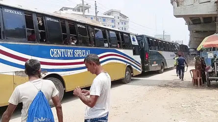 গোবিন্দগঞ্জে সড়কে তীব্র যানজট, ৩ কিলোমিটার পথ যেতে লাগছে ৩-৪ ঘণ্টা