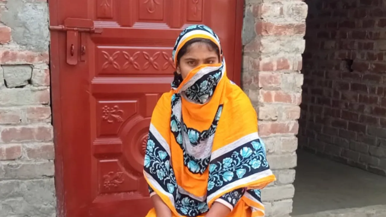 স্বামীকে তালাক দিয়ে প্রেমিকের বাড়িতে বিয়ের দাবিতে নারীর অনশন