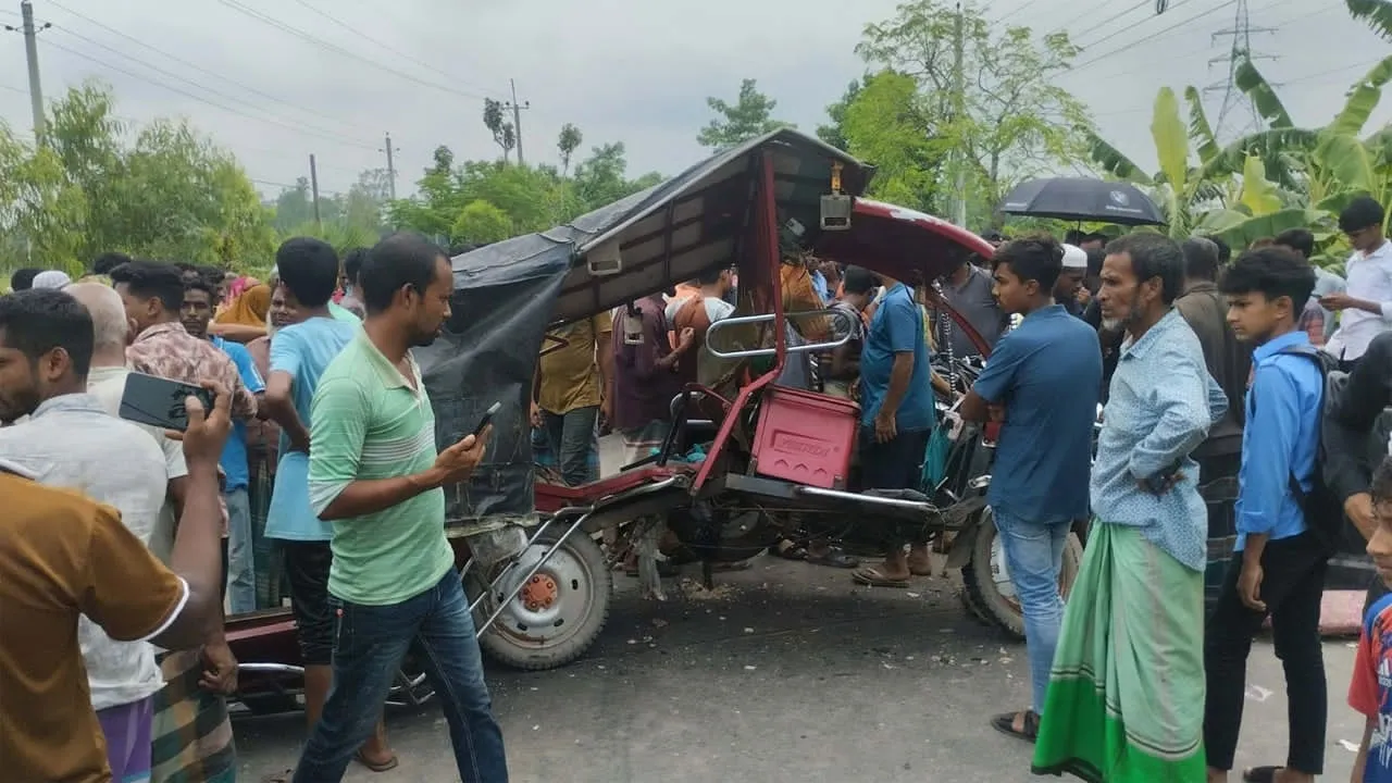 গাইবান্ধায় বাসের ধাক্কায় অটোরিকশাচালক নিহত, আহত ৮