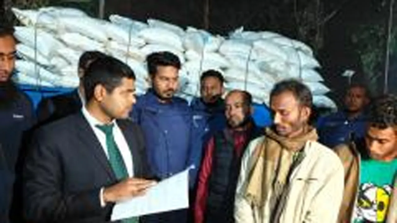 গাইবান্ধায় পাচারকালে ট্রাকবোঝাই সার জব্দ