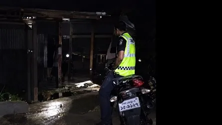 গোয়াইনঘাটে সড়কে গাছ ফেলে ডাকাতির চেষ্টা : পুলিশের টহল গাড়িতে ইটপাটকেল নিক্ষেপ