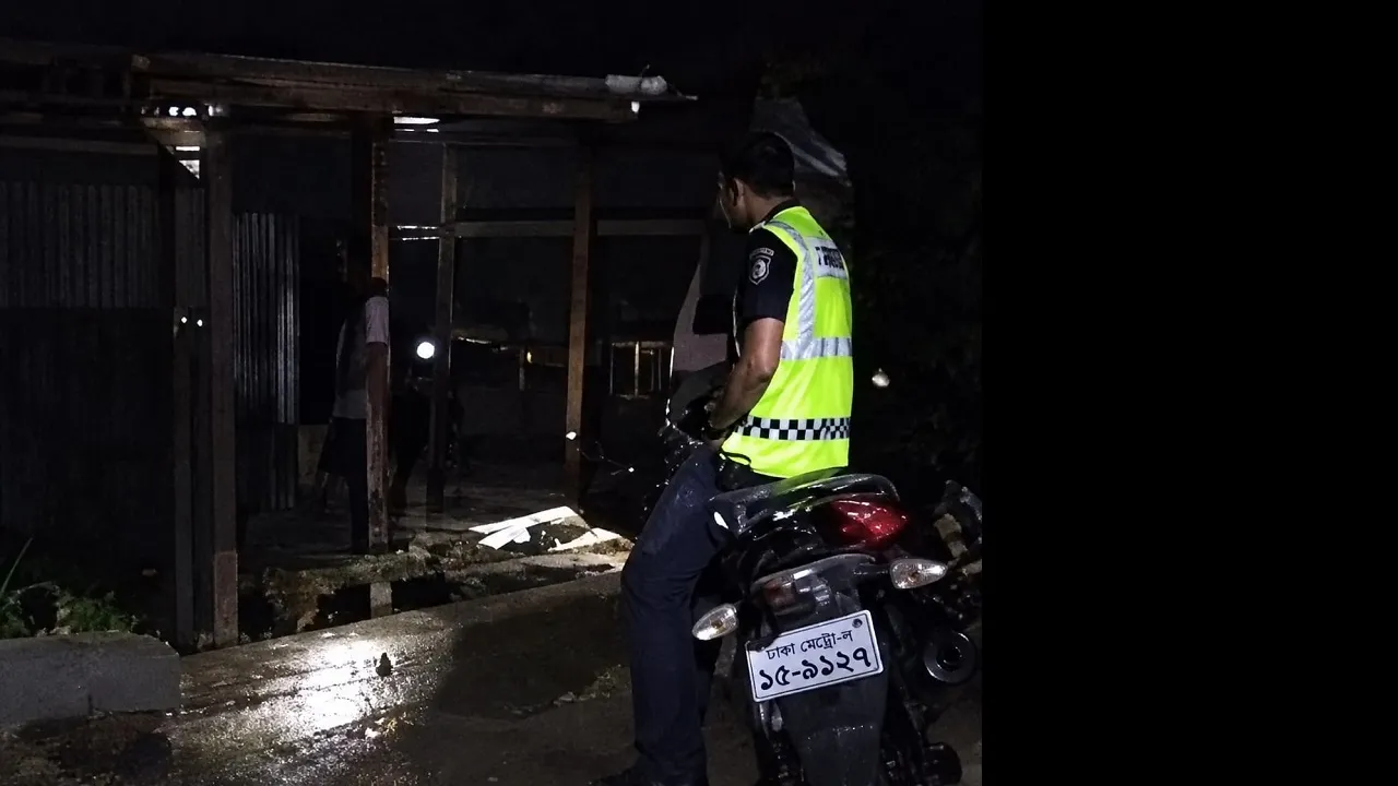গোয়াইনঘাটে সড়কে গাছ ফেলে ডাকাতির চেষ্টা : পুলিশের টহল গাড়িতে ইটপাটকেল নিক্ষেপ
