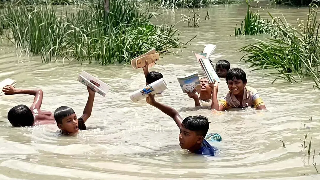 প্রতিদিন ৫ খাল সাঁতরে স্কুলে যায় শিক্ষার্থীরা