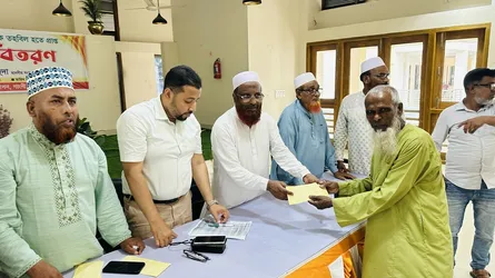 গাংনীতে ৩২ জন দুস্থের মাঝে অনুদান বিতরণ