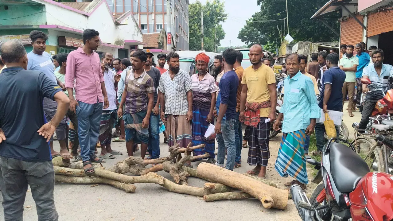 শৈলকুপায় সারের দাবিতে সড়ক অবরোধ, বিক্ষোভ