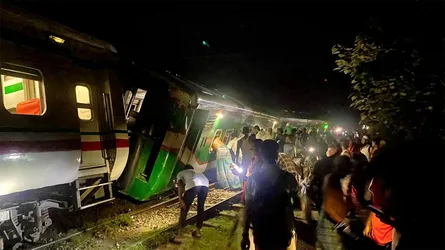 গৌরীপুরে লাইনচ্যুত ৩ বগি রেখেই চট্টগ্রামের গেল বিজয় এক্সপ্রেস
