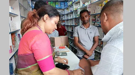 গৌরনদীতে স্বাস্থ্যঝুঁকিপূর্ণ ওষুধ রাখায় ফার্মেসিকে জরিমানা