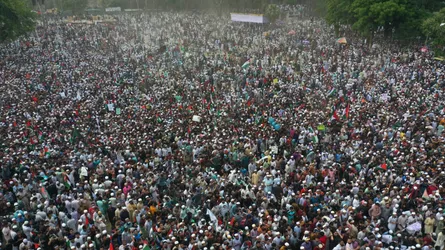 জনতার ঢল থেকে ইসরাইলের গণহত্যার বিচার দাবি