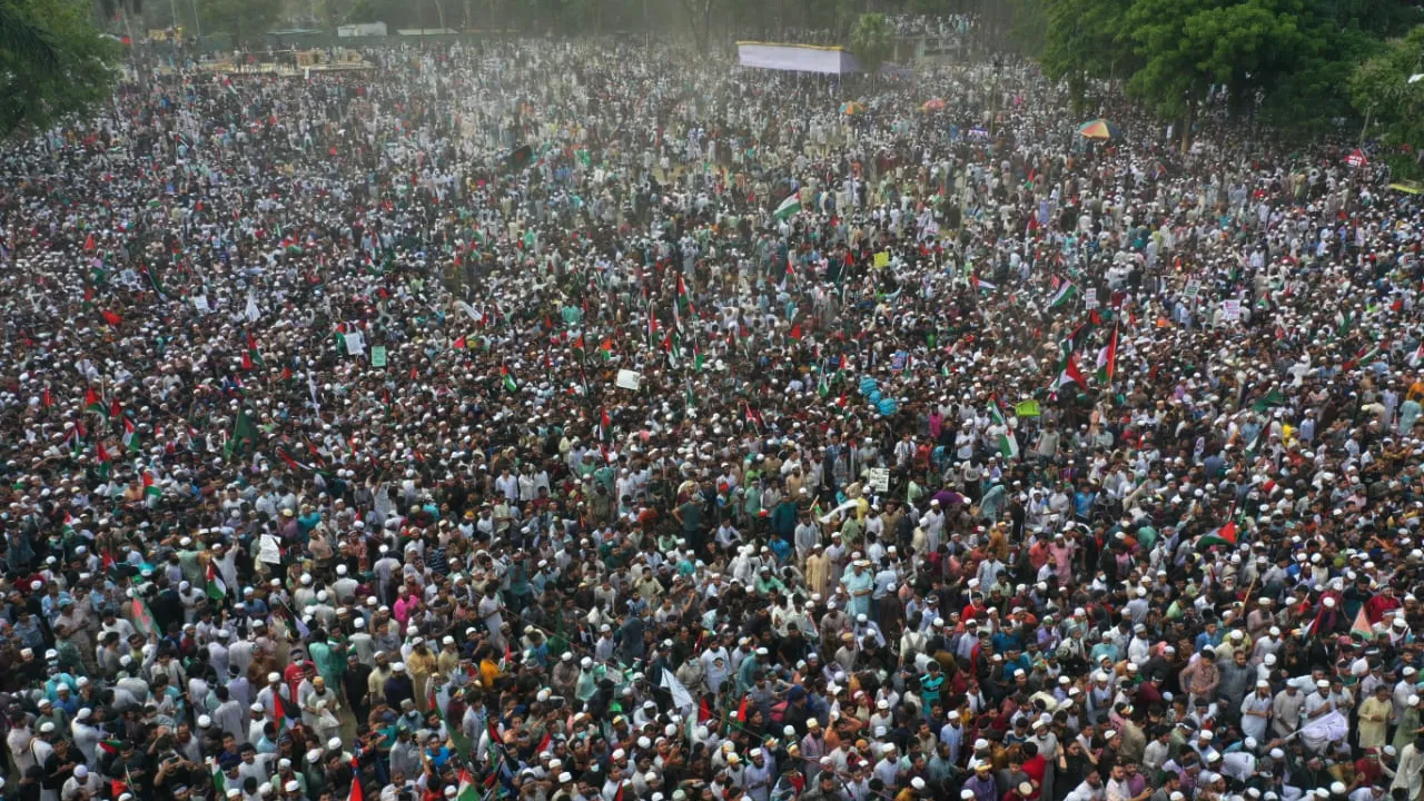 জনতার ঢল থেকে ইসরাইলের গণহত্যার বিচার দাবি
