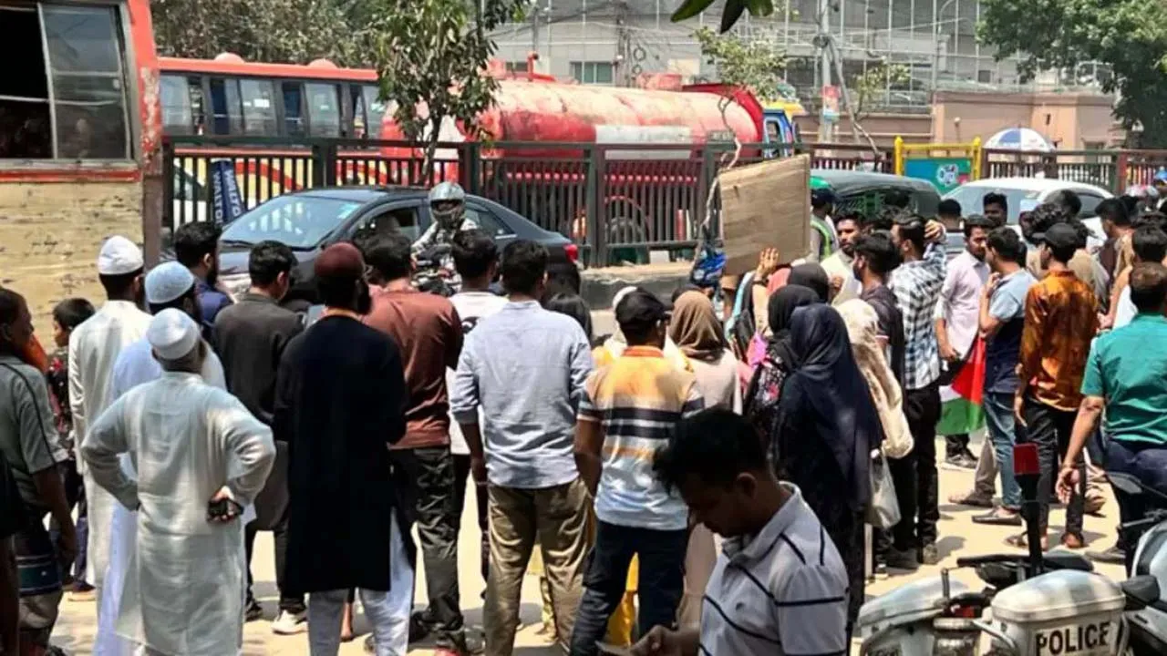 ঢাকায় মার্কিন দূতাবাসের সামনে বিক্ষোভ