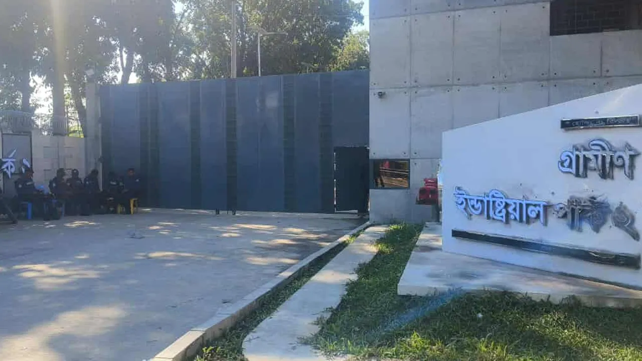 কালিয়াকৈরে গ্রামীণ ইন্ডাস্ট্রিয়াল পার্কে ককটেল নিক্ষেপ