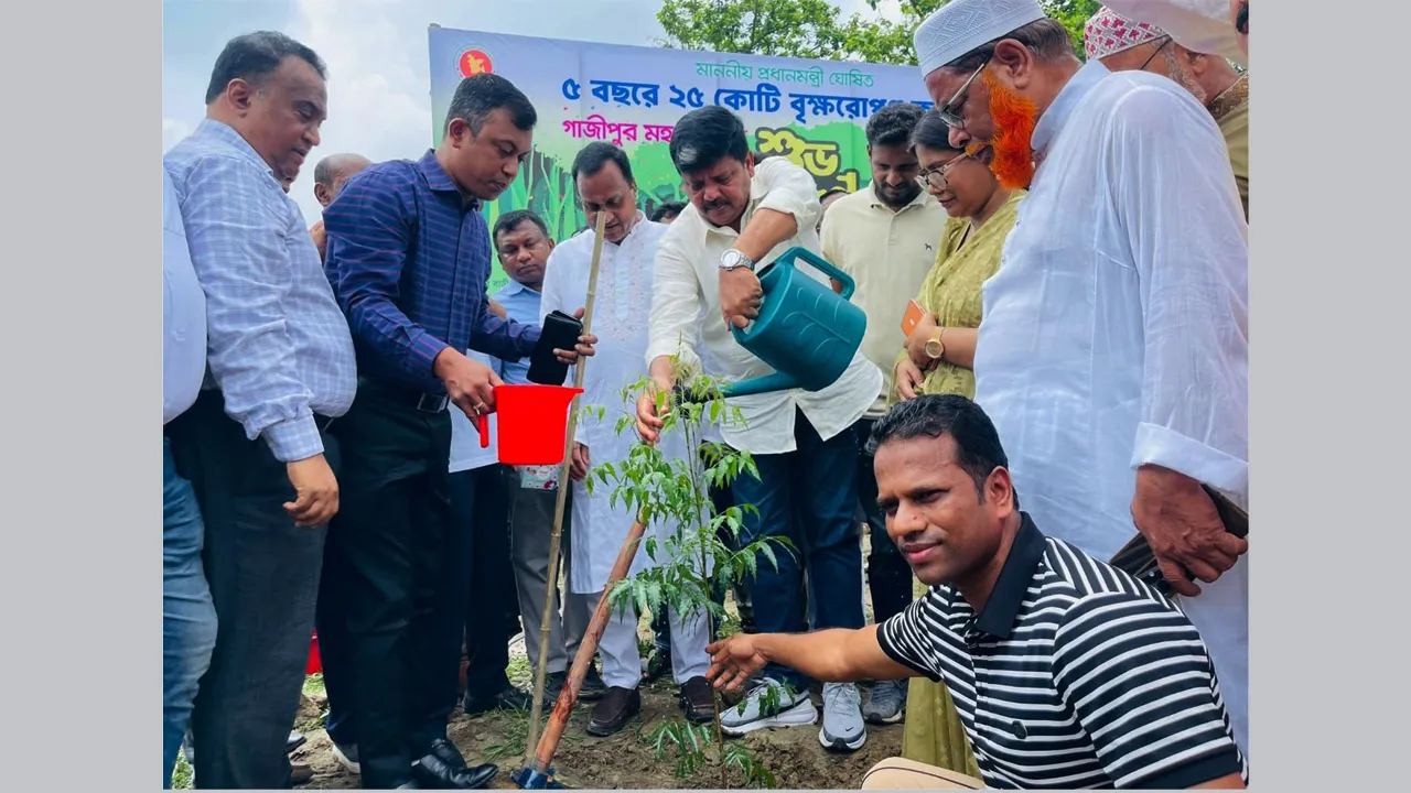 গাজীপুরে বৃক্ষরোপণ কর্মসূচি: ‘ক্লিন ও গ্রিন’ নগরী গড়ার অঙ্গীকার