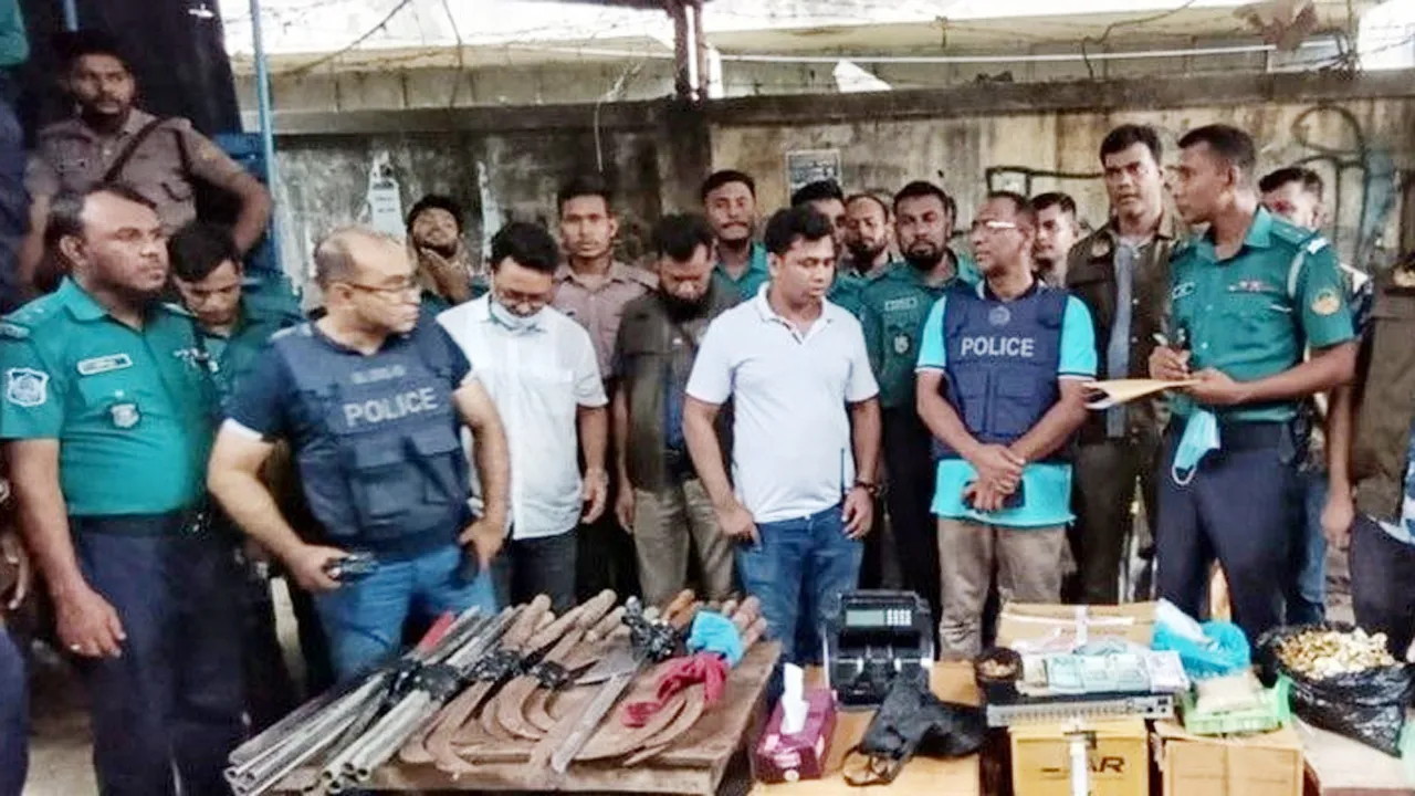 টঙ্গীর হাজী মাজার বস্তিতে পুলিশের অভিযান, অস্ত্র-মাদকসহ গ্রেফতার ৩