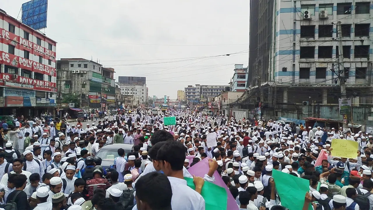 ফুটওভার ব্রিজের দাবিতে টঙ্গীতে মহাসড়ক অবরোধ শিক্ষার্থীদের
