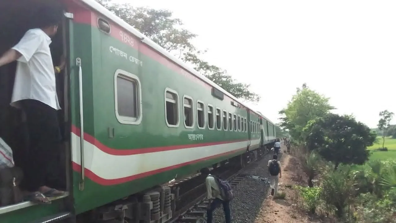 উত্তরবঙ্গের সাথে রেল যোগাযোগ বন্ধ