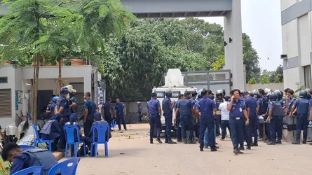 গাজীপুরে ছাদ থেকে পড়ে কারখানা শ্রমিকের মৃত্যুতে বিক্ষোভ, সংঘর্ষে আহত ২৫