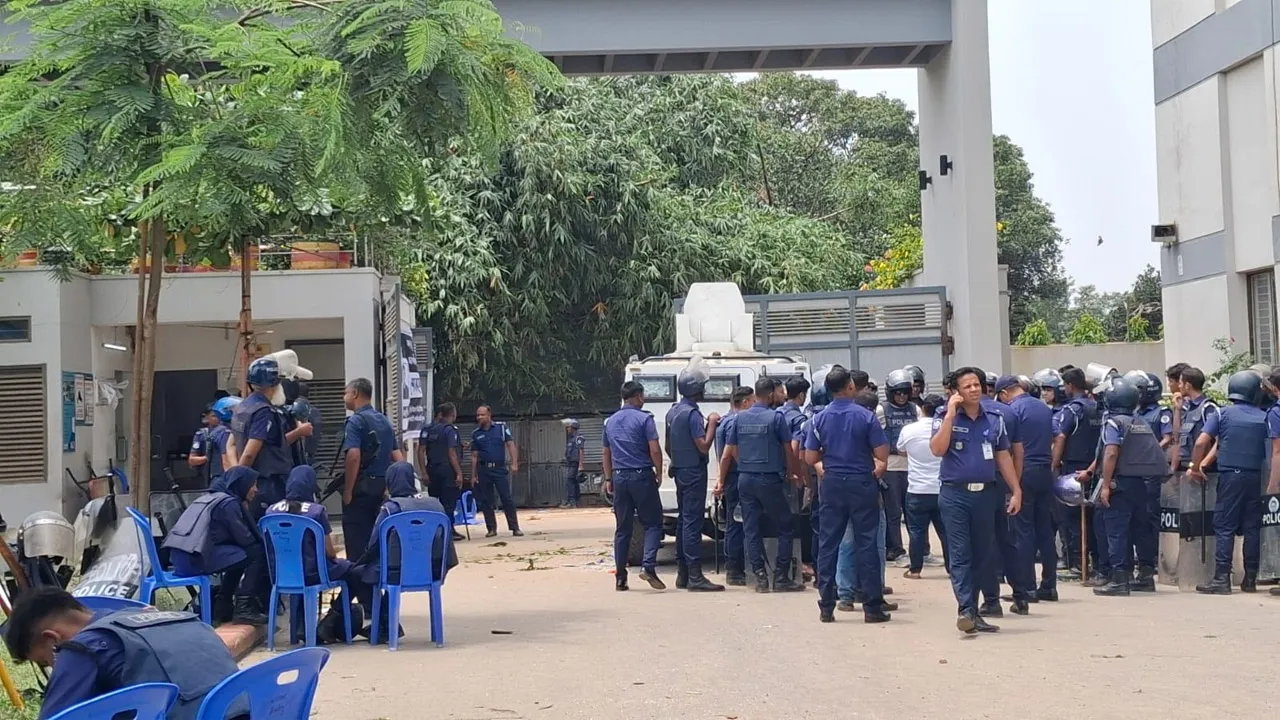 গাজীপুরে ছাদ থেকে পড়ে কারখানা শ্রমিকের মৃত্যুতে বিক্ষোভ, সংঘর্ষে আহত ২৫
