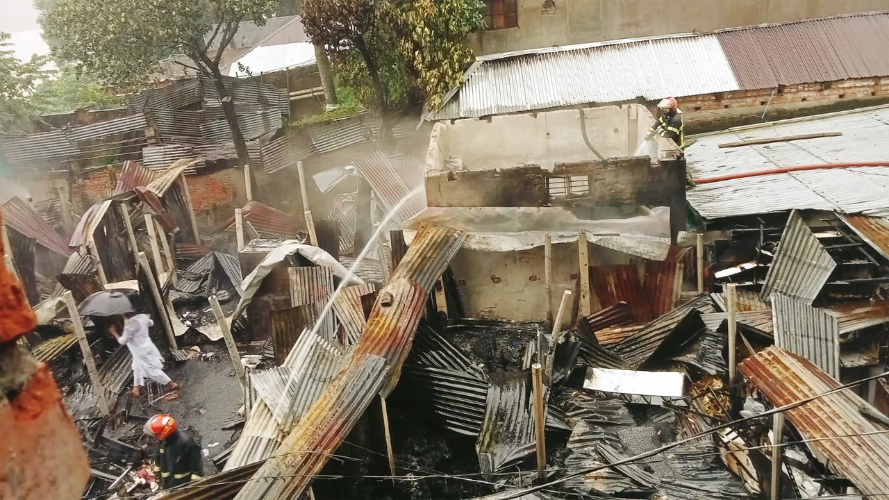 গাজীপুরের কাপাসিয়া বাজারে আগুনে পুড়েছে ৮ দোকান ও বসতবাড়ি