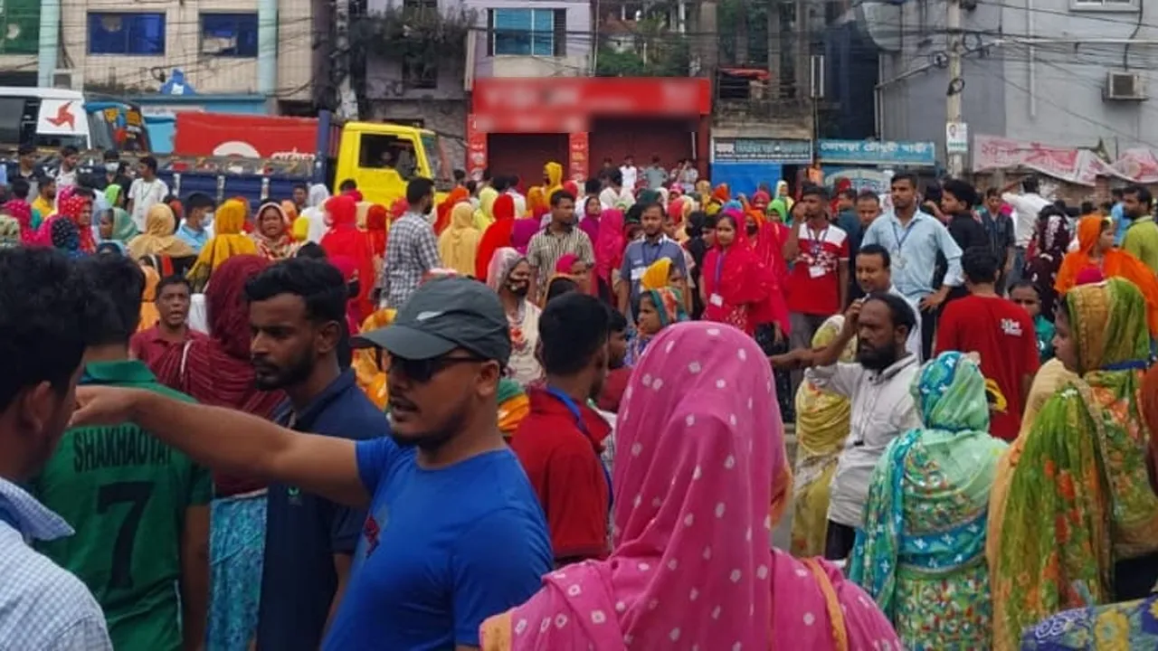 কারখানা চালু ও বকেয়া বেতনের দাবিতে মহাসড়ক অবরোধ করেছে শ্রমিকরা