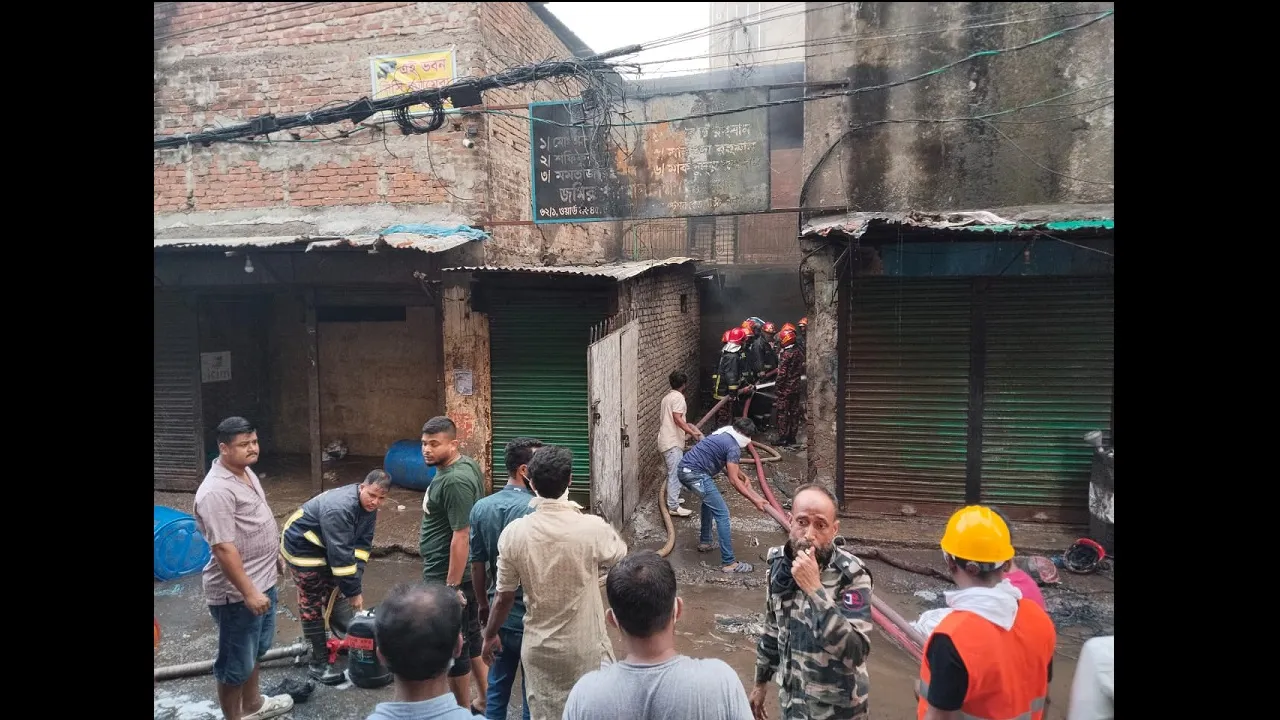 টঙ্গীতে কেমিক্যাল গুদামে অগ্নিকাণ্ড, আহত ৫