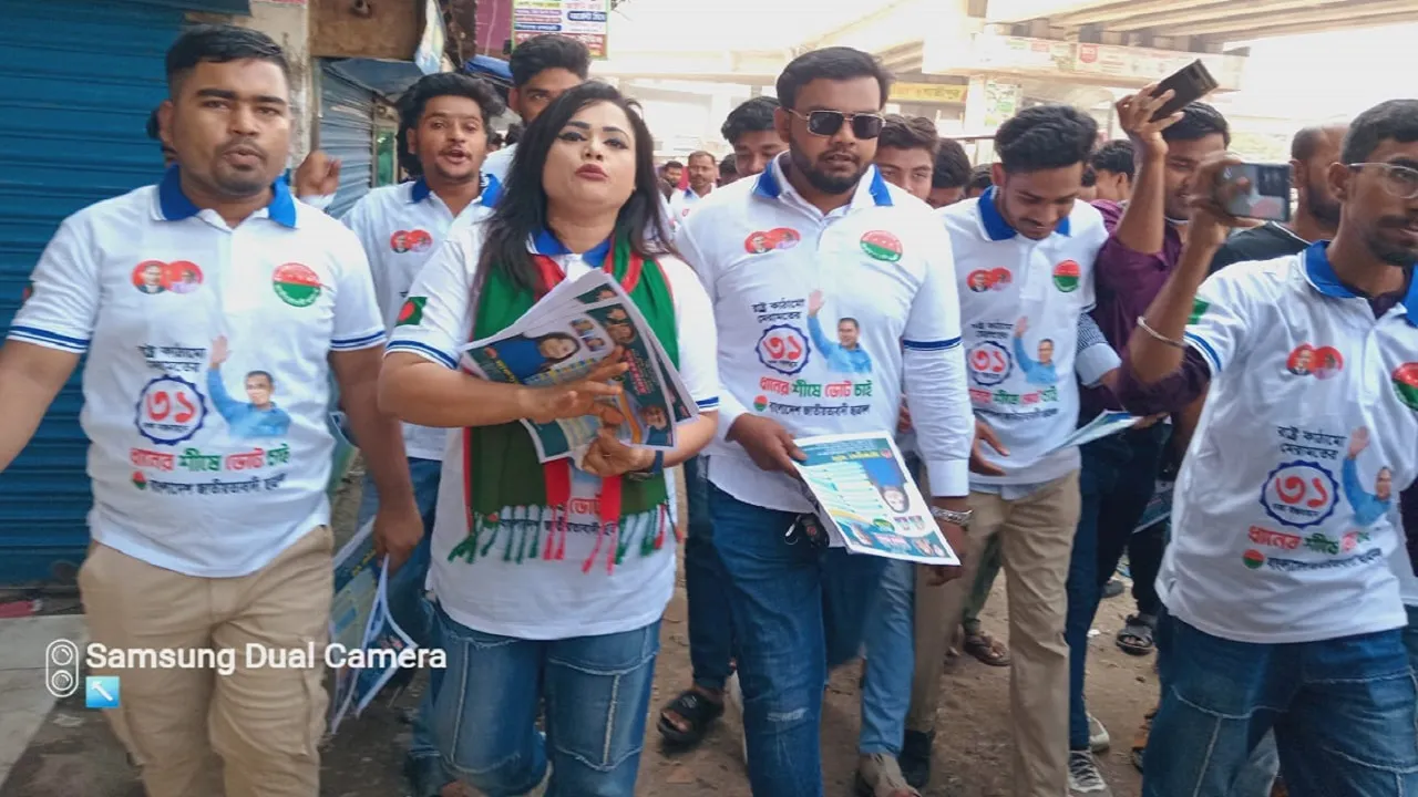 গাজীপুরে ৩১ দফা কর্মসূচি প্রচারে ছাত্রদলের লিফলেট বিতরণ