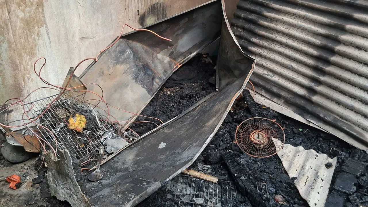 গাজীপুরে আগুনে শ্রমিকদের ১৮ ঘর পুড়ে ছাই, ৮০ লাখ টাকার ক্ষয়ক্ষতি