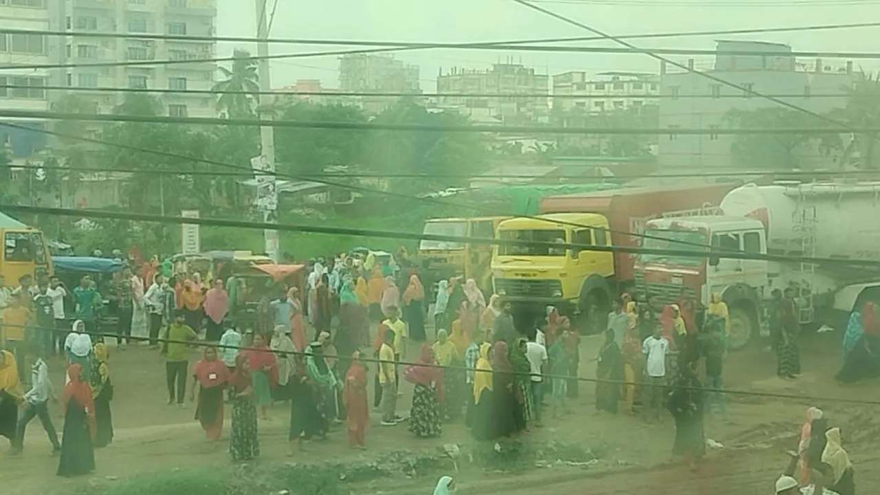 বকেয়া বেতনের দাবিতে গাজীপুরে পৃথক কারখানায় শ্রমিক বিক্ষোভ