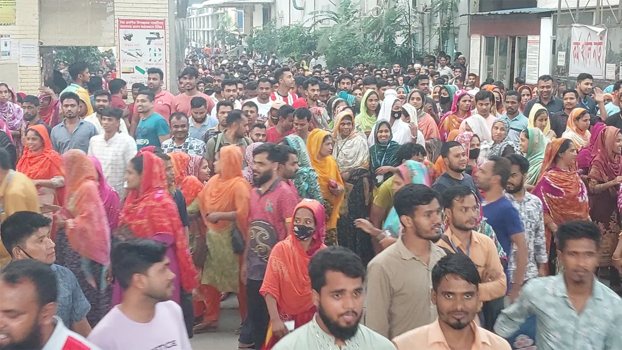 গাজীপুরে পোশাকশ্রমিকদের বিক্ষোভ, কারখানার প্রধান গেটে তালা