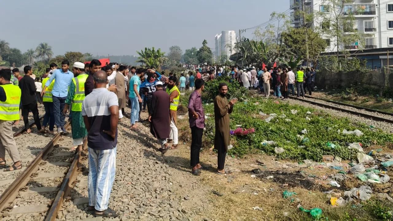 গাজীপুরে ডিপ্লোমা প্রকৌশলীদের রেলপথ অবরোধ, ট্রেন চলাচল বন্ধ ৮ ঘণ্টা