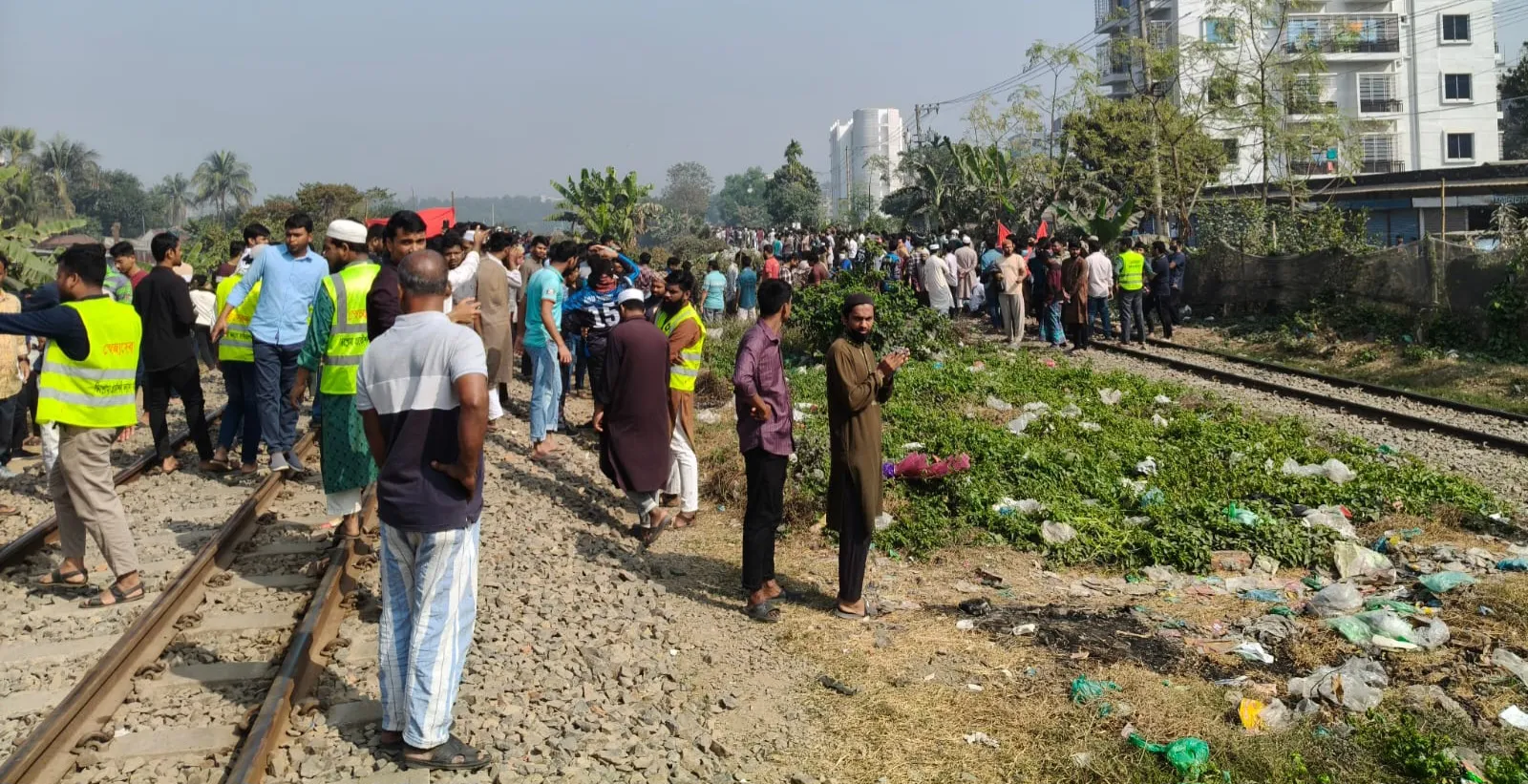 গাজীপুরে ডিপ্লোমা প্রকৌশলীদের রেলপথ অবরোধ, ট্রেন চলাচল বন্ধ ৮ ঘণ্টা