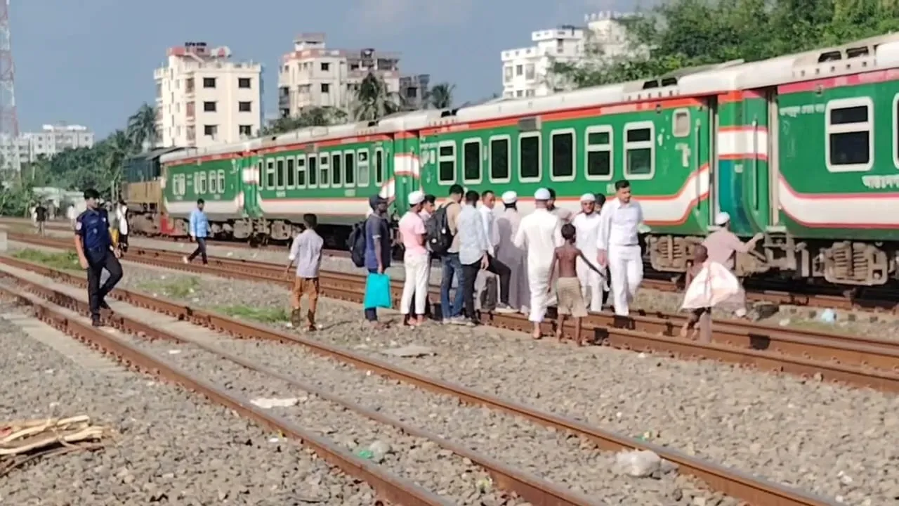 গাজীপুরে ‘মোহনগঞ্জ এক্সপ্রেস’ লাইনচ্যুত, বিকল্প রুটে চলছে ট্রেন